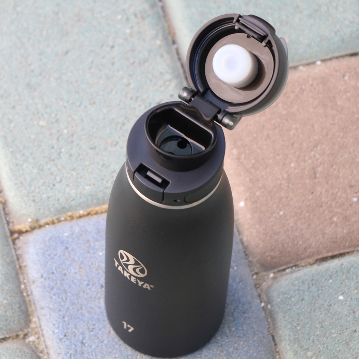 traveler-fliplocktm-lid-r7 96076-R-TravelerLid-Lifestyle-Onyx.png